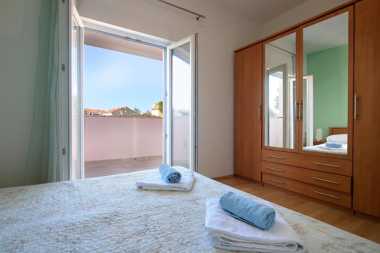 Apartments Lola Novalja Exterior photo