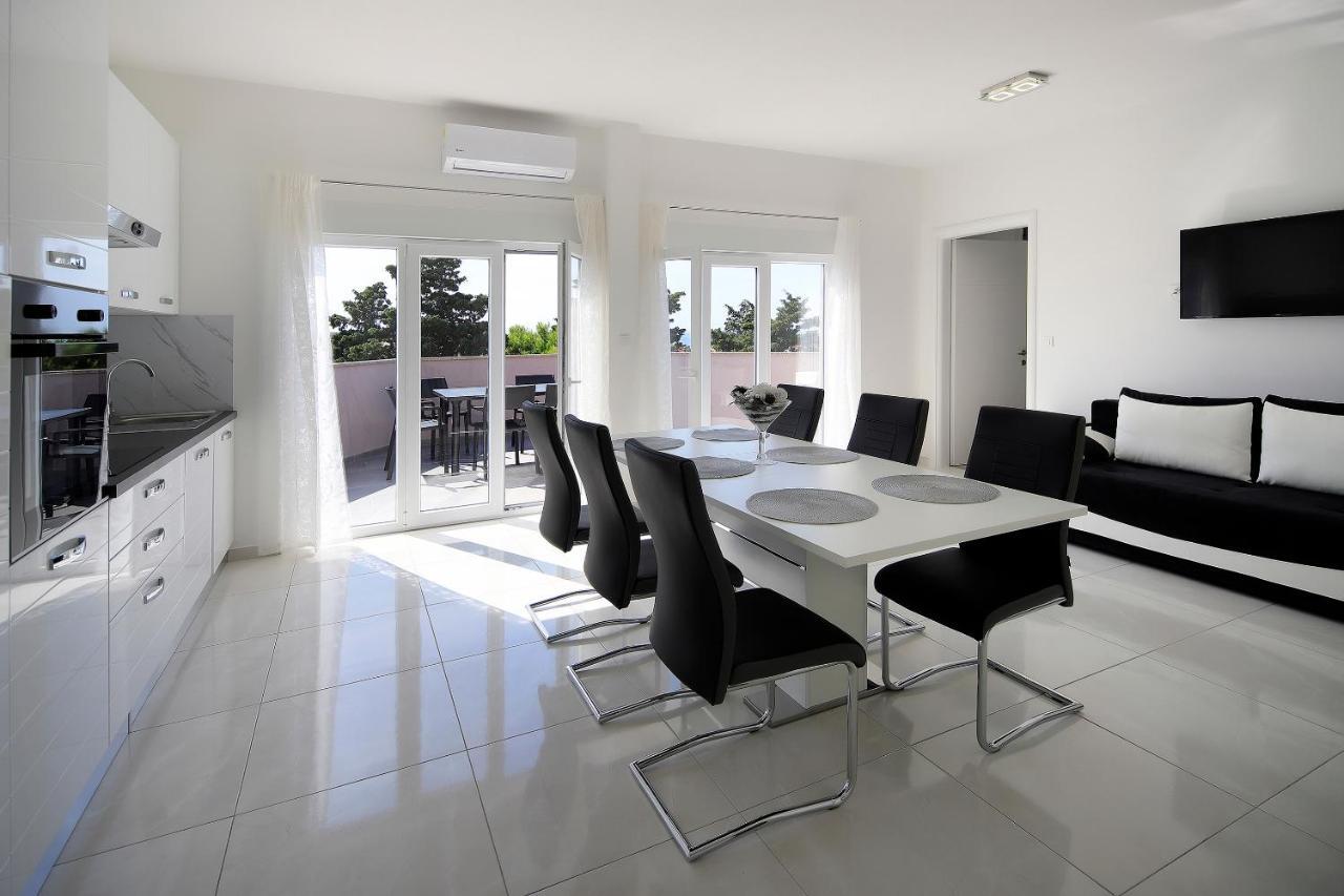 Apartments Lola Novalja Exterior photo