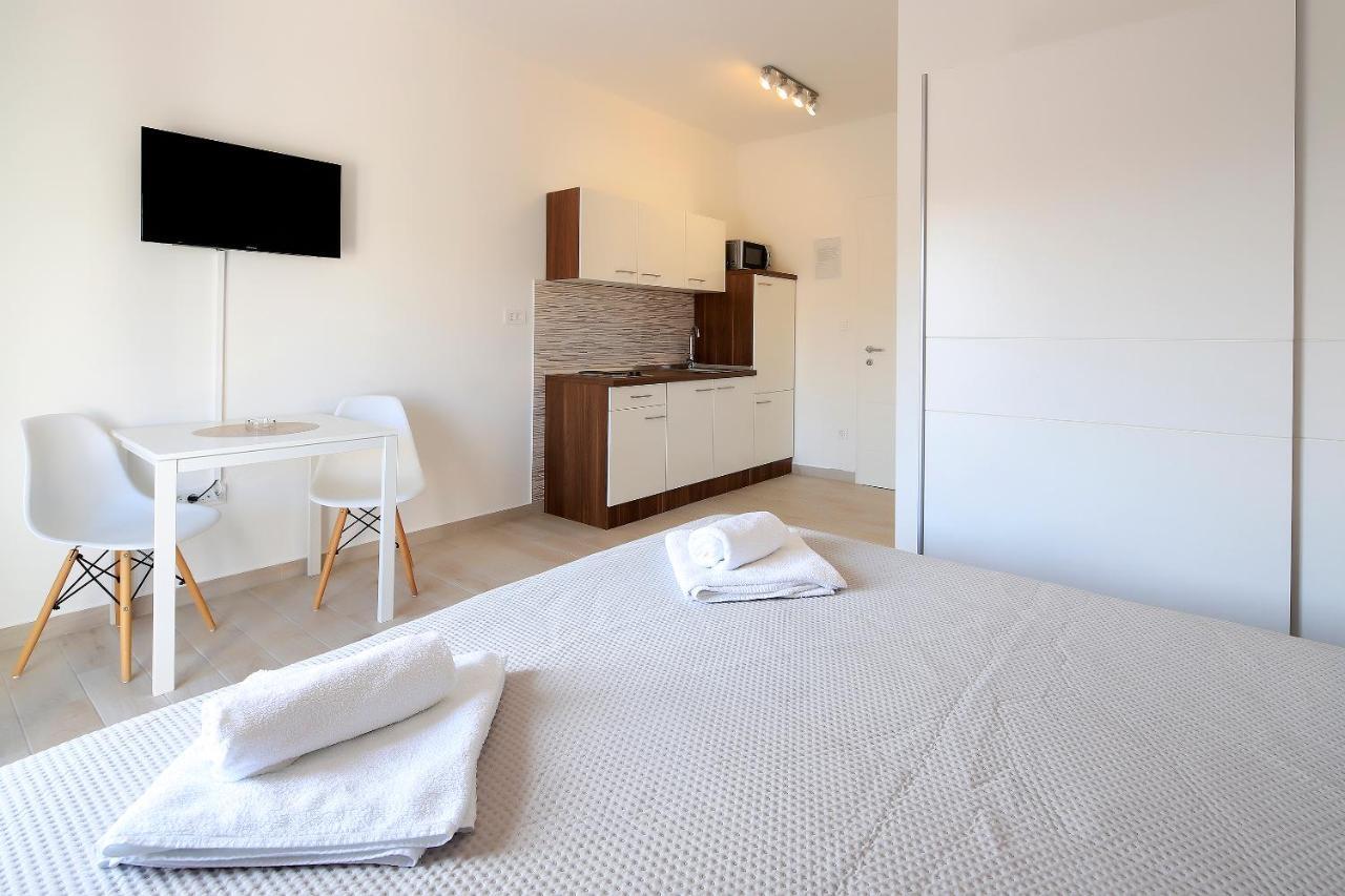 Apartments Lola Novalja Exterior photo