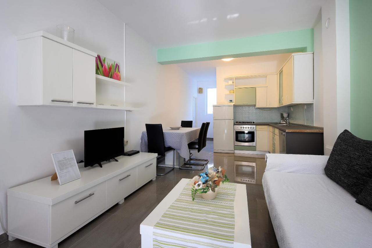 Apartments Lola Novalja Exterior photo