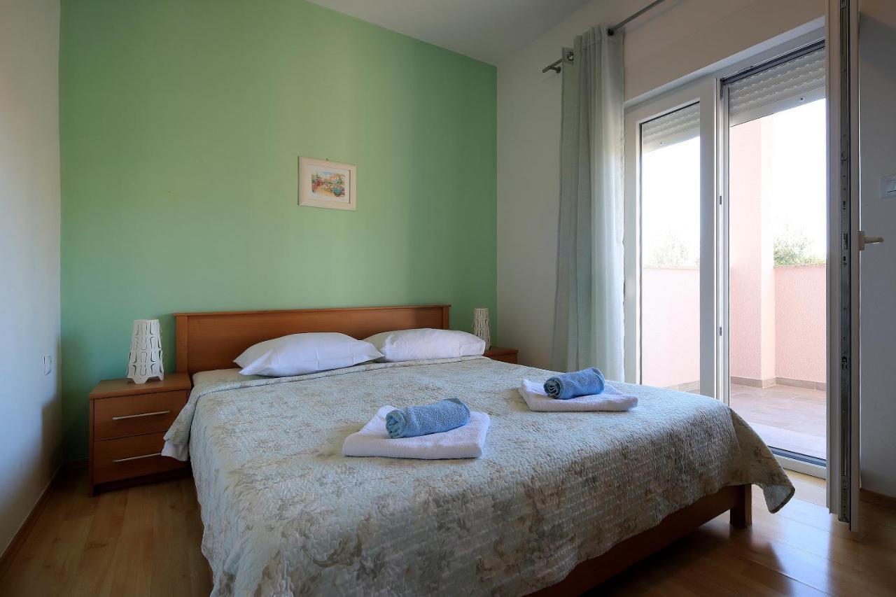 Apartments Lola Novalja Exterior photo