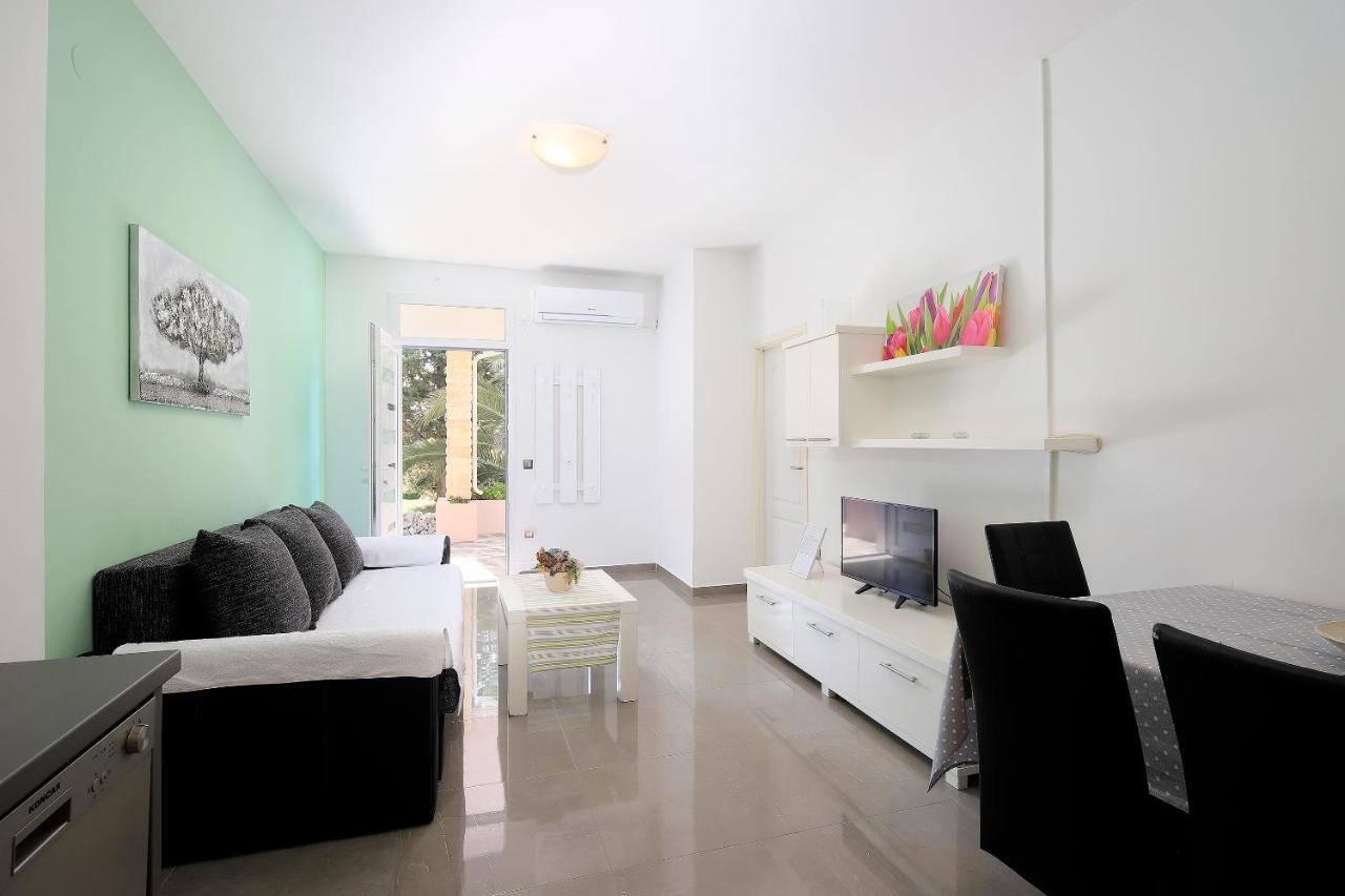 Apartments Lola Novalja Exterior photo