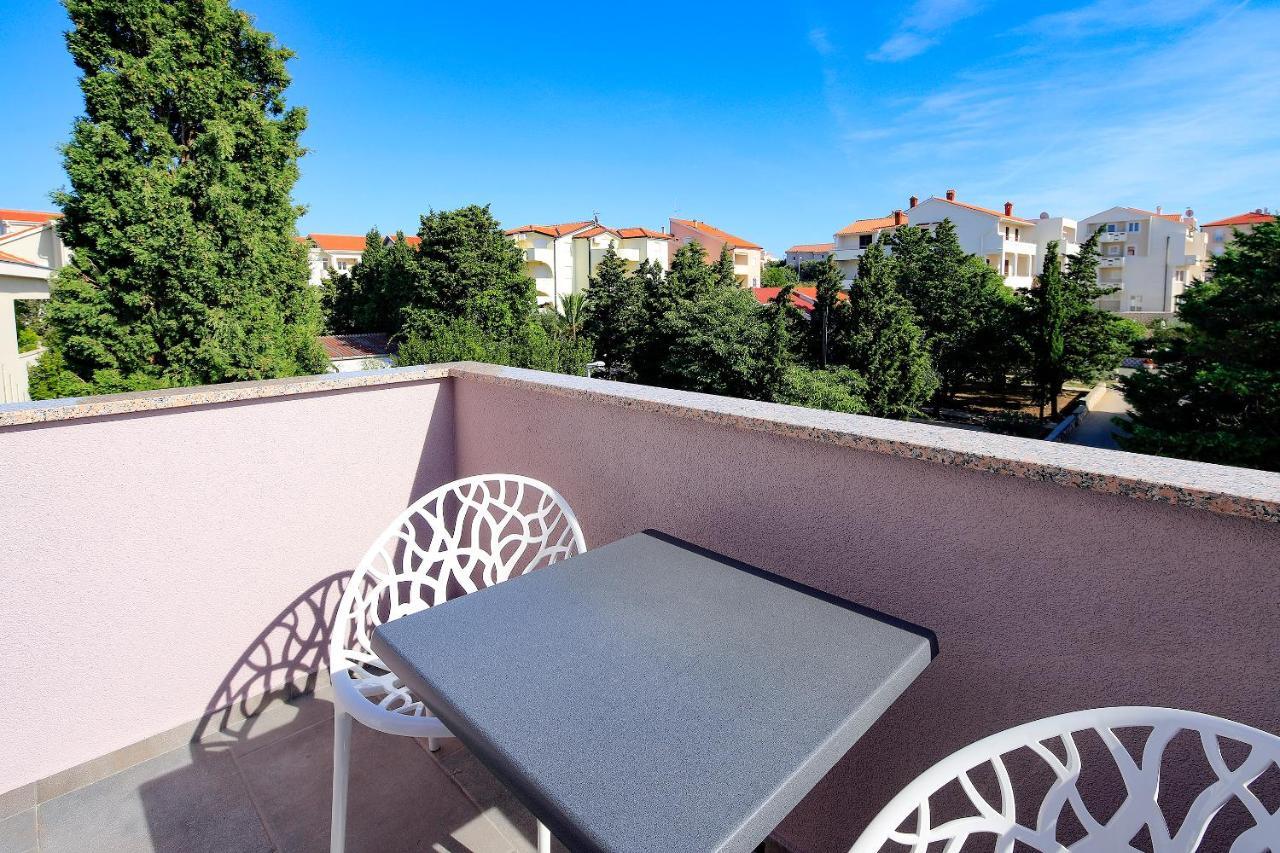 Apartments Lola Novalja Exterior photo