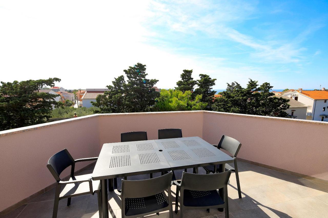 Apartments Lola Novalja Exterior photo